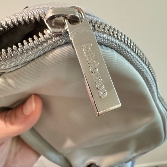 Lululemon Everywhere Belt Bag Grey White Stripe 1L. - Picture 3 of 8